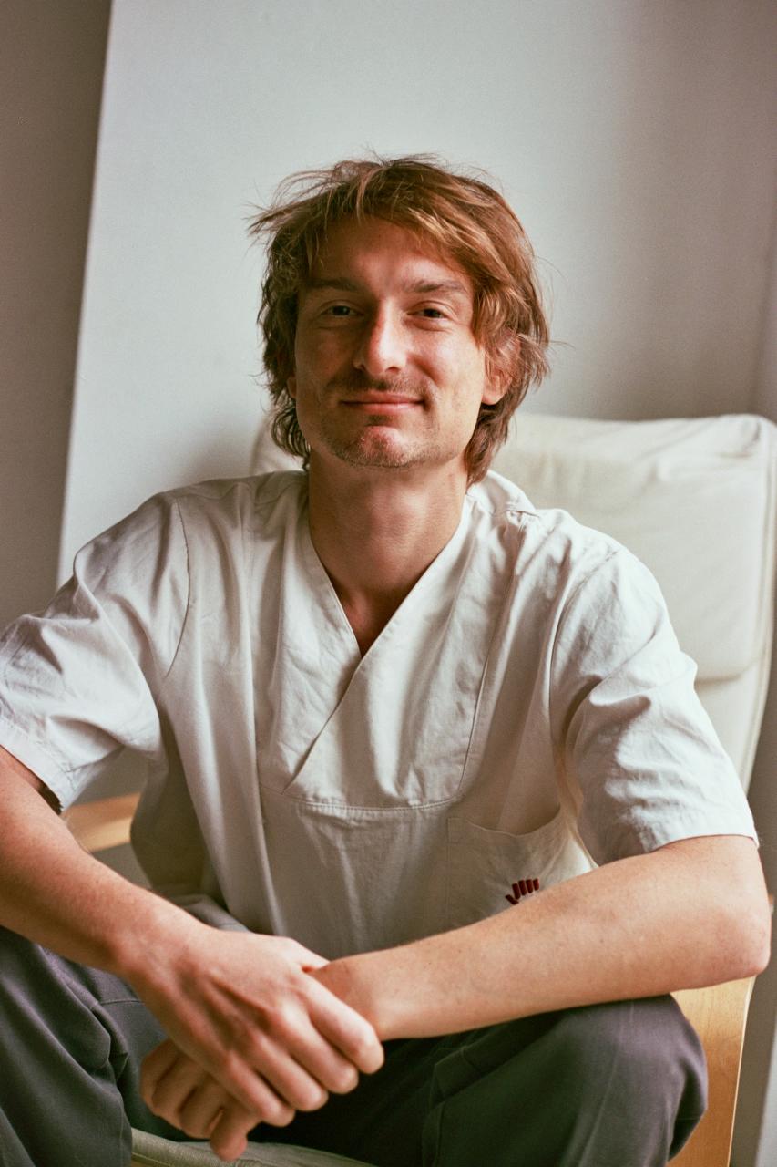 Ritratto di Luca Babić in studio